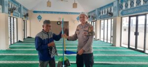 Aiptu Deny Sukmo.P Peduli Tempat Ibadah Serahkan Alat Kebersihan Untuk Masjid Daarul Iman