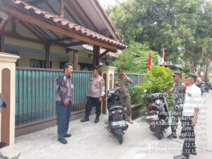 Bhabinkamtibmas Kelurahan Cempaka Baru Bersama 3 Pilar Kelurahan Cempaka Baru Menindak Lanjuti Laporan Masyarakat Terkait Adanya Pencopotan Spanduk Tabligh Akbar Oleh Orang Tidak Dikenal