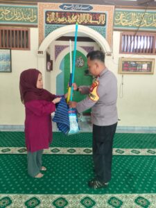 Polri Peduli Tempat Ibadah Aiptu Heri Serahkan Alat Kebersihan Untuk Musholla Darrusalam Yayasan Putra Nusa
