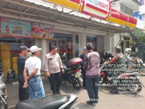 Bhabinkamtibmas Kelurahan Cempaka Baru Melaksanakan Kegiatan Sambang Dan Patroli Dialogis
