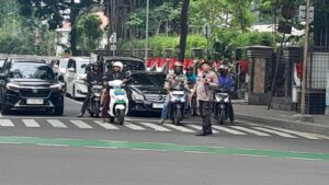 Unit Patmor Polsek Metro Menteng Melaksanakan Pengaturan Arus Lalu Lintas Sore Hari di Tl. Cepu 2 Jalan Diponegoro