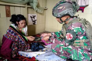 Patroli Kesehatan Satgas Yonif 503/Mayangkara Mengobati Pasien Sakit Malaria