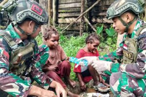 Satgas Yonif 503 Kostrad Berikan Pelayanan Kesehatan Bagi Anak – Anak Papua