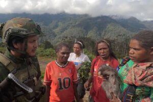 Satgas Yonif 509 Kostrad Menjalin Keakraban dengan Warga Sugapa