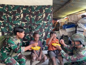 Santap Siang Anak Papua Bersama Abang-Abang Ksatria Buaya Putih