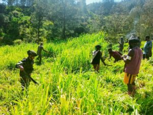 Satgas Yonif Gelar Karya Bakti Bersama Masyarakat Bersihkan Lingkungan Bandara