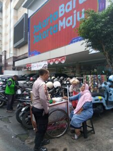 Patroli Pagi Hari Polsek Metro Tanah Abang Dan Berikan Imbauan Kamtibmas Kepada Pedagang Cilok