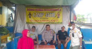 Bersama Tokoh Masyarakat Dan Warga. Aipda Ginanjar Berikan Imbauan Kamtibmas Di Pemukiman RT 07 RW 01