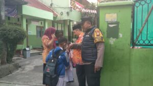 Bhabinkamtibmas Kelurahan Gondangdia Monitoring Murid Masuk Sekolah SDN Gondangdia 03 Menteng Jakpus