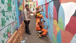 Bhabinkamtibmas Kelurahan Gunung Sahari Selatan Melaksanakan Kegiatan Sambang Dan Patroli Dialogis
