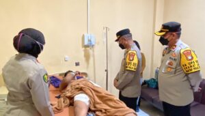Kapolres Metro Jakarta Timur jenguk Anggota Brimob yang terluka karena tersiram air keras saat amankan tawuran di Bassura