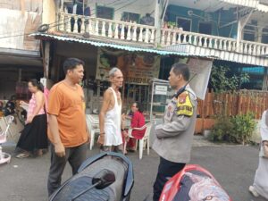Bhabinkamtibmas Petojo Utara Lakukan Patroli Dialogis Sambang Warga