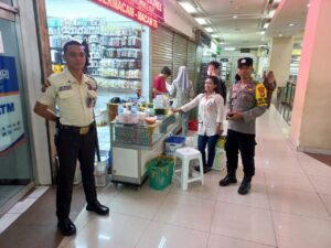 Anggota Polsubsektor Roxy Sambang Pusat Pertokoan Berikan Himbauan Kamtibmas