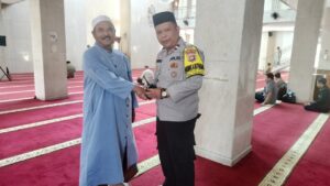 Berbaur dengan Warga, Bhabinkamtibmas Duri Pulo Sholat Jumat Berjamaah di Duri Pulo