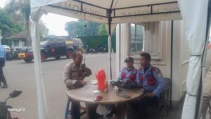 Jaga Keamanan Pengunjung Di Monas, Binmas Gambir Sambangi Pos Pengamanan Monas