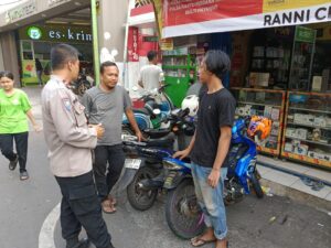 Jalin Kedekatan Dengan Masyarakat, Bhabinkamtibmas Petojo Selatan Sambangi Warga