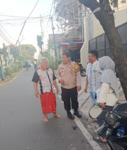 Bhabinkamtibmas Cempaka Putih Barat Patroli Lingkungan Antisipasi Gangguan Kamtibmas