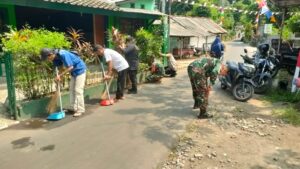 Jaga Kebersihan Mushola Al Gazan Oleh Babinsa Koramil Cipayung
