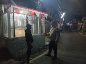 Bhabinkamtibmas Patroli Dialogis Dan Sambangi Pos Kamling RT 12 RW 05 Kelurahan Kebon Kacang Malam Hari
