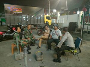 Patroli Malam Hari Polsek Metro Tanah Abang Bersama Babinsa Dan Berikan Imbauan Kamtibmas Warga Di Yayasan Said Naum