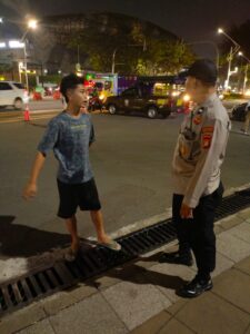 Patroli Malam Hari Polsek Metro Tanah Abang Dan Berikan Imbauan Kamtibmas Kepada Warga Yang Menanyakan Jalan