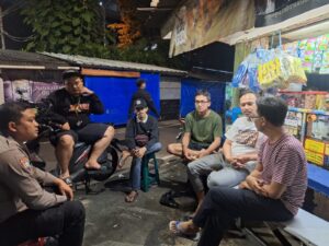 Bhabinkamtibmas Patroli Dialogis Malam Hari Dan Sambangi Warga Dan Pemuda Di Depan Pos RW 02 Kelurahan Gelora