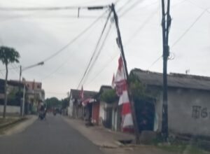 Berpotensi Jadi Noda Hitam Bagi Pemkot Metro Jelang Perayaan HUT RI, Tiang Miring Penyangga Kabel Utilitas Dipertanyakan Masyarakat