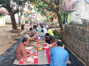 Peringati HUT ke-79 Kemerdekaan RI Tahun 2024, Warga RT 04 Gang Pabrik Desa Putat Gelar Doa Dan Makan Bersama Di Jalan Poros Desa