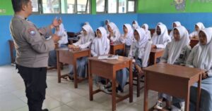 Polsek Sedong Polresta Cirebon melaksanakan program “Police goes to school”