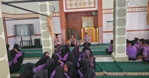 Polsek Sedong Melaksanakan Program “Police Goes To School” Pembinaan Dan Penyuluhan Di Mts. Al Munthohir Desa Putat.