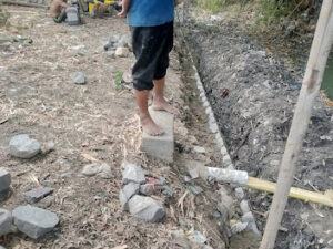 Proyek Pembangunan Tanggul Sungai di Desa Tegalsari CV. LUTFI Memprihatinkan, Semen Batu Hanya Menutupi Muka