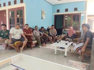 Kapolsek Sedong Polresta Cirebon Melaksanakan Giat Jum’at Curhat, Di Rumah Ibu Kuwu Desa Winduhaji.