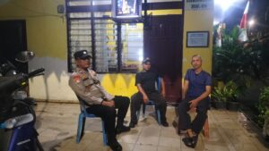 Pastikan Wilayah Binaanya Aman Bhabinkamtibmas Kelurahan Johar Baru Ajak Petugas Satkamling Cooling System Kamtibmas