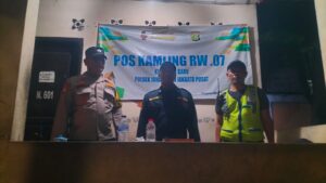 Patroli Malam Hari Bhabinkamtibmas Kelurahan Johar Baru Sambang Pos Kamling RW 07