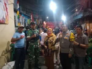 Bhabinkamtibmas Kelurahan Tanah Tinggi Bersama Tiga Pilar Monitoring Kegiatan Malam Pentas Seni RW 09 Perayaan Kemerdekaan HUT RI ke 79