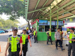 Anggota Polsubsektor Monas Timur Bersama Pamdal Patroli Sekitar Stasiun Cegah Tindak Kriminal