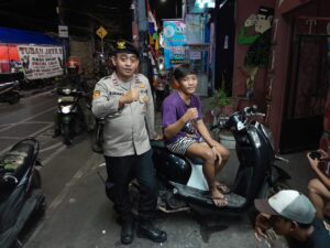 Panit 1 Patroli Polsek Johar Baru Melaksanakan Patroli Dialogis Berikan Imbauan dan Ingatkan Anak Remaja.