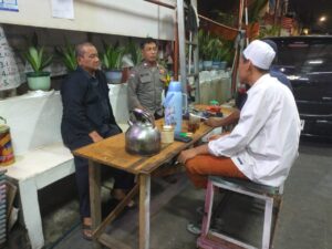 Ngobrol Santai Bareng Ketua RT dan Warga Bhabinkamtibmas Galur Berikan Imbauan Kamtibmas