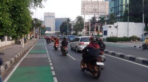 Kapolsubsektor Aiptu Ali Imran Melaksanakan Pengaturan Lalin Senin Pagi Sepanjang Jl. Menteng Raya
