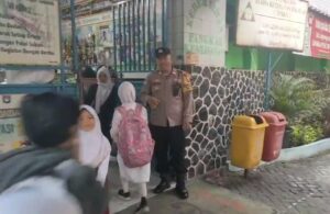 Aiptu Kamidi Bhabinkamtibmas Gondangdia Terapka Kedisiplinan Sejak Dini Kepada Murid SDN Gondangdia 01 Pagi