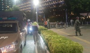 Tiga Pilar Menteng Membubarkan Kendaraan Yang Parkir Sekitar Depan Hotel Kempinsky dan Grand Indonesia