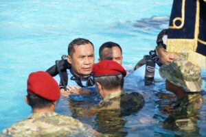 Pangkostrad Terima Brevet Kehormatan Manusia Katak dan Brevet Scuba Diver TNI AL di Surabaya