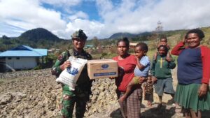 Satgas Yonif 323 Buaya Putih Salurkan Bantuan Sembako untuk Masyarakat Distrik Sinak