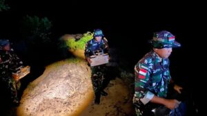 Prajurit Satgas Pamtas Yonarmed 11 Kostrad Pos Labang Gagalkan Penyelundupan Miras dan Kosmetik Ilegal Asal Malaysia