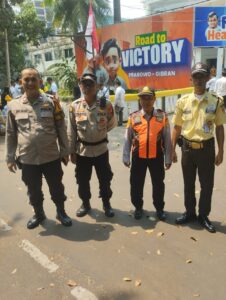 Bhabinkamtibmas Kelurahan Menteng dan Anggota Polsubsektor Tenggulun Pemantauan Giat Rumah Pemenangan Fanta Menteng Jakpus