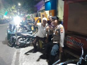 Patroli Wilayah Aipda Sukirno Sambang Berikan Imbauan Kamtibmas Kepada Warga