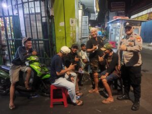 Anggota Patroli Polsek Johar Baru Bripda Adi Sumarmo Patroli Dialogis Dini Hari Berikan Imbauan Kepada Anak-anak Remaja