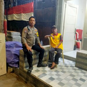 Bhabinkamtibmas Kelurahan Galur Patroli Dialogis dan Sambang Pos Kamling RW 01