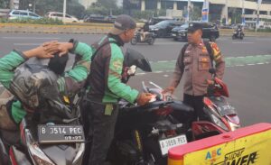 Aiptu Heri selaku Bhabinkamtibmas Patroli Dialogis Dan Berikan Imbauan Kamtibmas Kepada Ojek Online