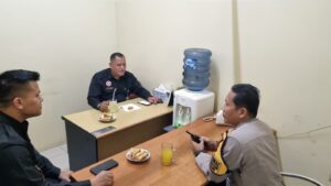 Patroli Dialogis Bhabinkamtibmas Berikan Imbauan Kamtibmas Di Menara Batavia